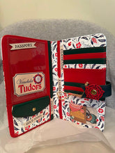 Load image into Gallery viewer, Vendula London Heritage: Tudor Travel Wallet